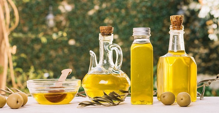Maslinovo ulje u flašama različitog oblika. Zaštitni znak mediteranske ishrane.
